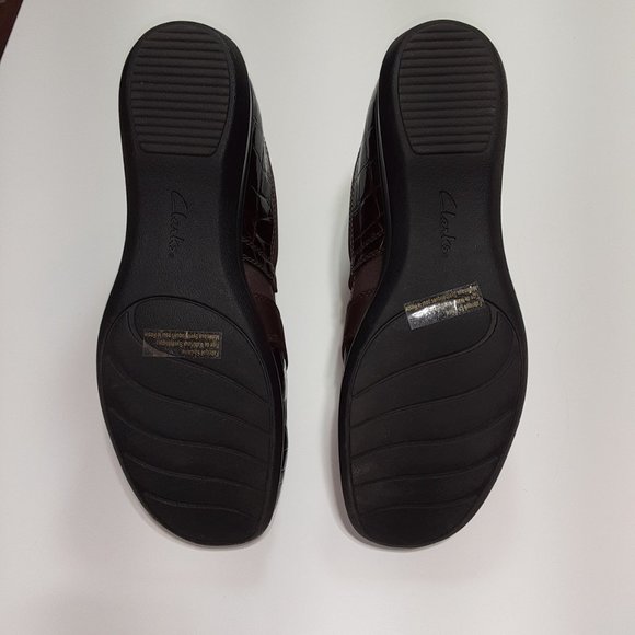 Clarks Collection, brown, slip-on shoe with crocodile embossed accents, size 9.5 - Picture 7 of 8